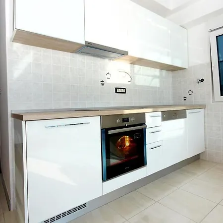 Seaside Luxury With A Swimming Pool Podstrana, Split - 9466 וילה